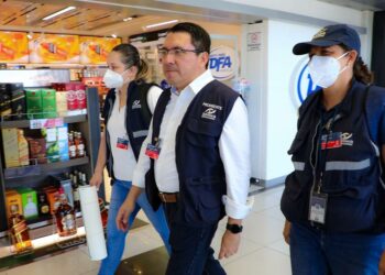 Defensoría inspecciona el cumplimiento de los derechos de los consumidores en comercios del Aeropuerto Internacional de El Salvador