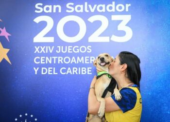Perrito criollo salvadoreño es adoptado por delegación colombiana