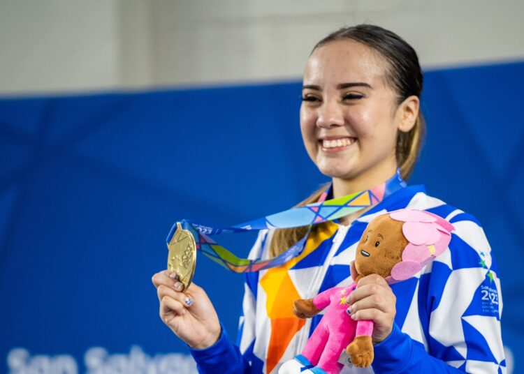 La karateca salvadoreña Gabriela Izaguirre debuta con medalla de oro en los Juegos Centroamericanos y del Caribe