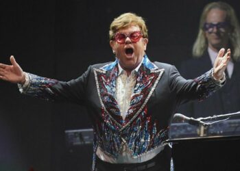 Miles de fans despiden a Elton John en su último concierto