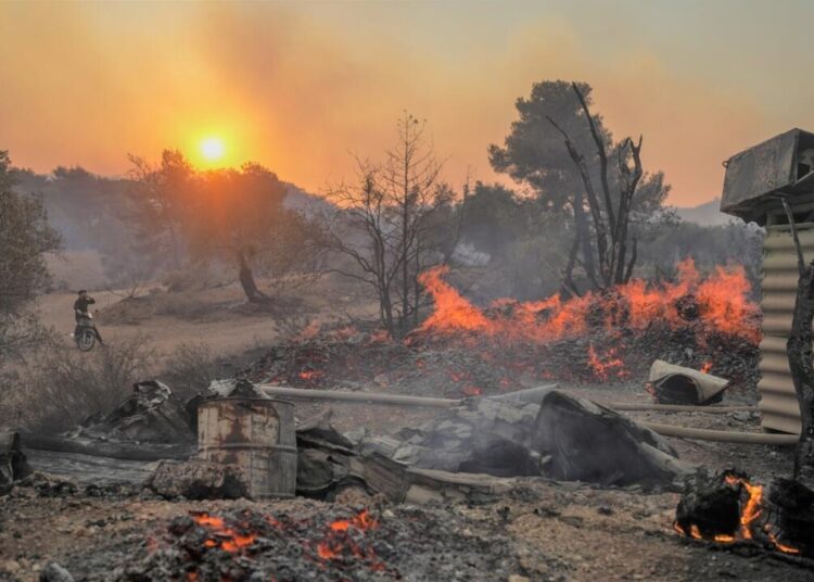 Incendios en Grecia obligan a evacuar a 30.000 personas