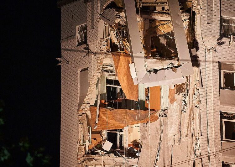 Misiles rusos alcanzan edificio residencial en Dnipró