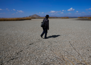 El lago Titicaca, bajo amenaza por la extrema sequía