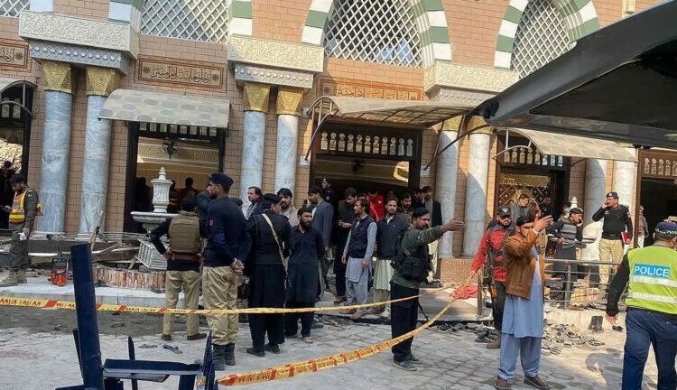 Al menos 39 muertos y 100 heridos en ataque suicida contra un partido religioso en Pakistán