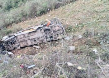 Al menos 10 muertos al precipitarse un bus por un barranco en Perú