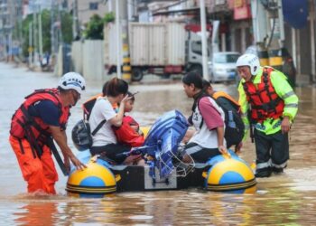 Tormentas dejan 2 muertos y 100 mil evacuados en China