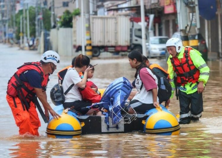 Tormentas dejan 2 muertos y 100 mil evacuados en China