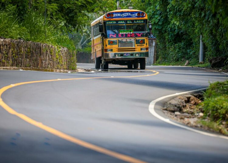 Finalizan trabajos de reconstrucción vial de la carretera al lago de Coatepeque