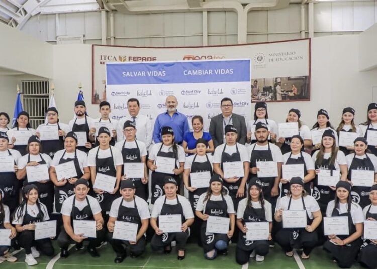 Gobierno gradúa la primera generación Gastro Lab Surf City, La Unión