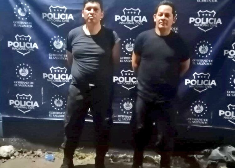 Capturan a 4 policías que retenían a ciudadanos a cambio de dinero