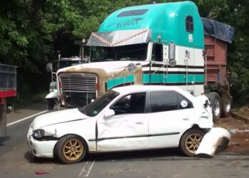 Rastra impacta contra cuatro vehículos en Armenia, Sonsonate