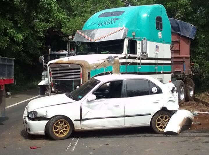 Rastra impacta contra cuatro vehículos en Armenia, Sonsonate