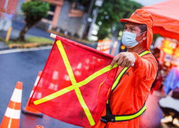 Trabajan en la reparación del hundimiento de tierra en bulevar El Hipódromo