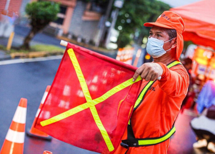 Trabajan en la reparación del hundimiento de tierra en bulevar El Hipódromo
