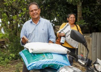 MAG entrega paquetes agrícolas para la siembra de granos en Usulután