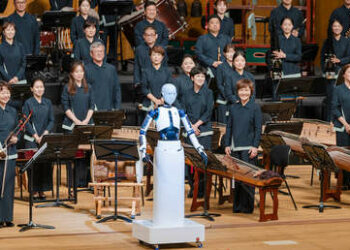 (VIDEO) Un robot ‘sordo’ debuta con éxito como director de orquesta en Corea del Sur