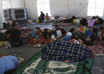 Rescatan en México a más de 300 migrantes hacinados en dos camiones