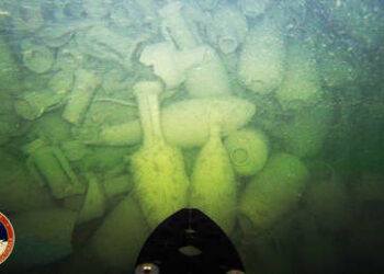 Encuentran un barco mercante de la antigua Roma con cientos de ánforas intactas