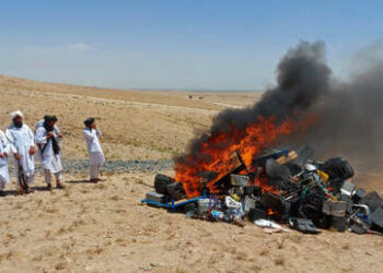 Los talibanes queman instrumentos musicales porque «la música lleva a la corrupción moral»