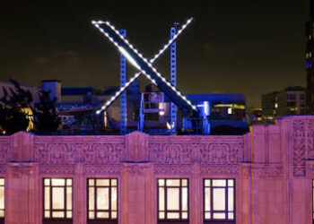 Vecinos se quejan de iluminación de la gigantesca X en el tejado de la antigua Twitter