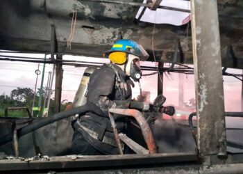 Sofocan incendio en autobús sobre la entrada a Santa Tecla