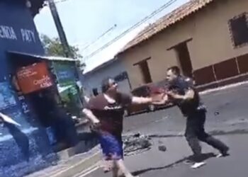 VIDEO | Dos sujetos se fueron a golpes y agresiones en medio de una calle en San Miguel