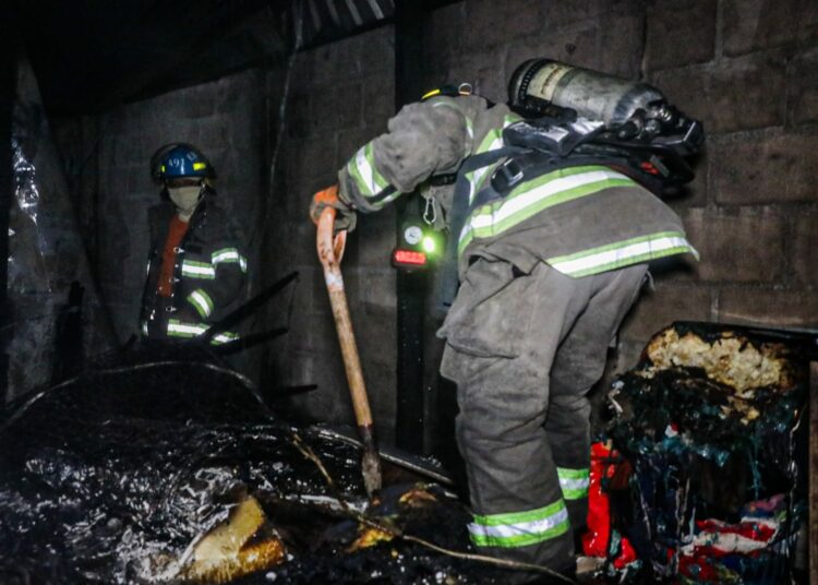 Fuerte incendio consume una vivienda en Mejicanos 