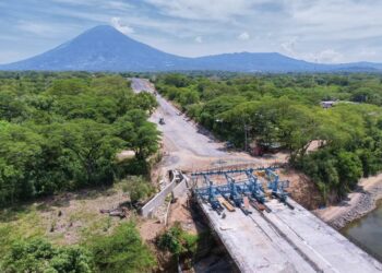 Construcción del puente sobre el río Grande en San Miguel, se encuentra en la etapa final