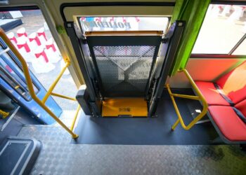 Transportistas renuevan flota de autobuses para ofrecer accesibilidad a personas con discapacidad