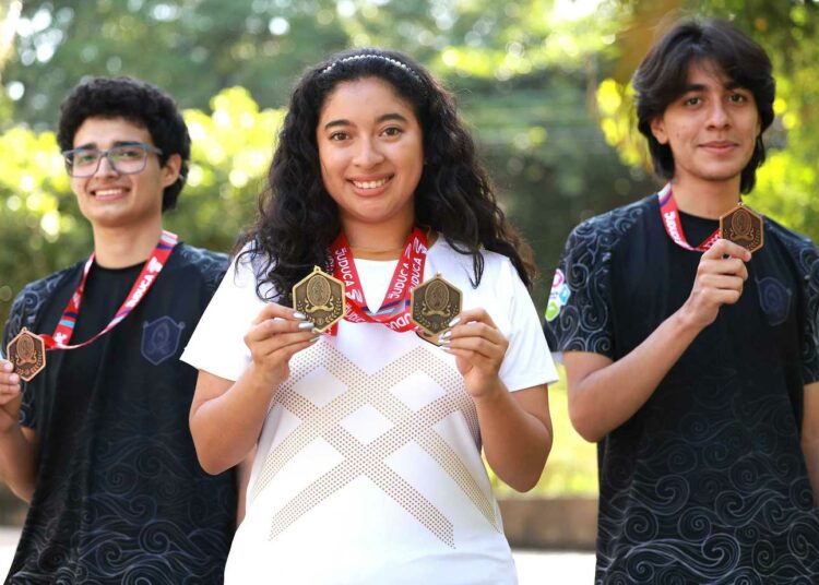 Natación y ajedrez aportaron medallas para la UES