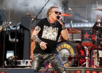 (VIDEO) Axl Rose se cayó durante un concierto de Guns N’ Roses en Londres