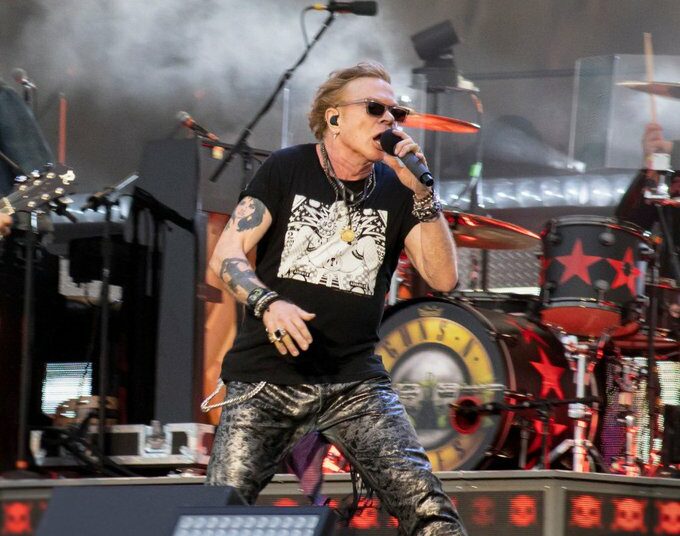 (VIDEO) Axl Rose se cayó durante un concierto de Guns N’ Roses en Londres