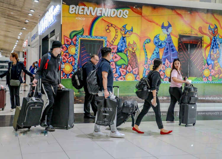 Registran 4,500 viajeros que ingresan diariamente al Aeropuerto Internacional de El Salvador
