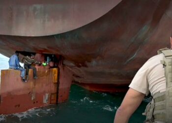 Cuatro migrantes cruzaron el Atlántico escondidos en el timón de un barco y sobrevivieron
