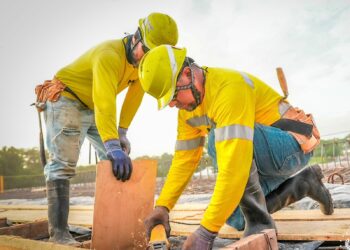 Construcción del paso elevado en el redondel UNICAES lleva un avance del 65 % en Santa Ana
