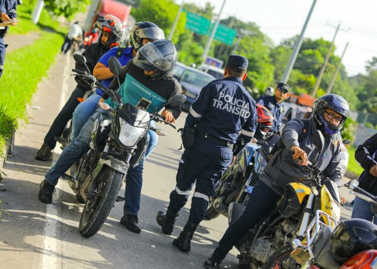 Autoridades retienen motociclistas e imponen multas por falta al reglamento de tránsito