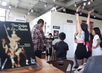 Niños y jóvenes participan en los talleres de teatro de los CUBO