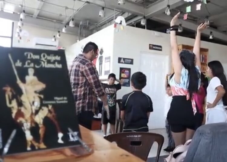 Niños y jóvenes participan en los talleres de teatro de los CUBO