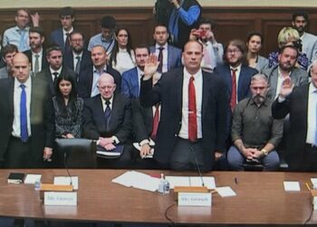 Un ex oficial de inteligencia aseguró que Estados Unidos encontró “restos biológicos no humanos” al investigar OVNIS