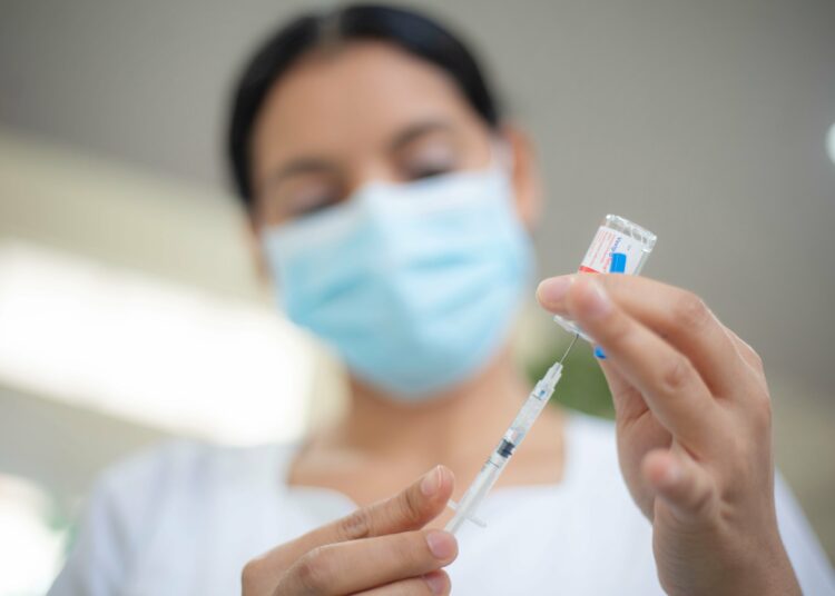 ISSS realiza jornada de vacunación contra la influenza