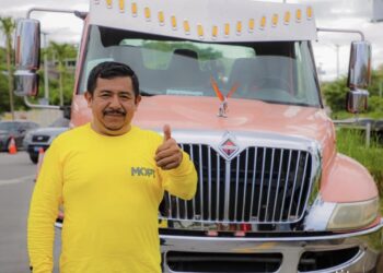 MOPT Te Asiste brinda auxilio a las primeras personas con problemas en sus vehículos en carreteras