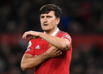 El entrenador de Manchester United Erik ten Hag, le quitó el brazalete de capitán a Harry Maguire