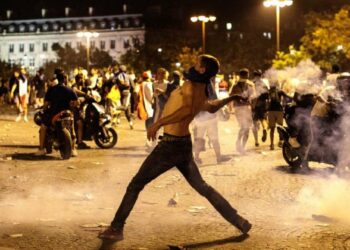 La Policía de Francia detuvo a 16 personas en la noche menos violenta desde el estallido de los disturbios
