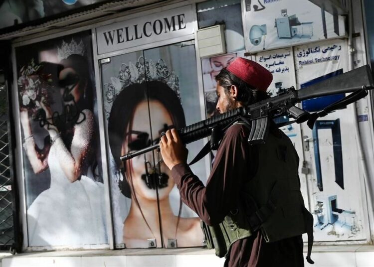 Los talibanes prohíben los salones de belleza en Afganistán