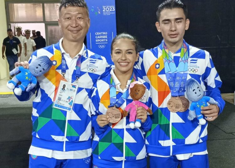Los salvadoreños Mónica Campos y Elías Ruiz de Taekwondo ganaron bronce en la sub sede en República Dominicana