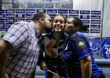 La salvadoreña Tatiana Hernández gana medalla de bronce en gimnasia