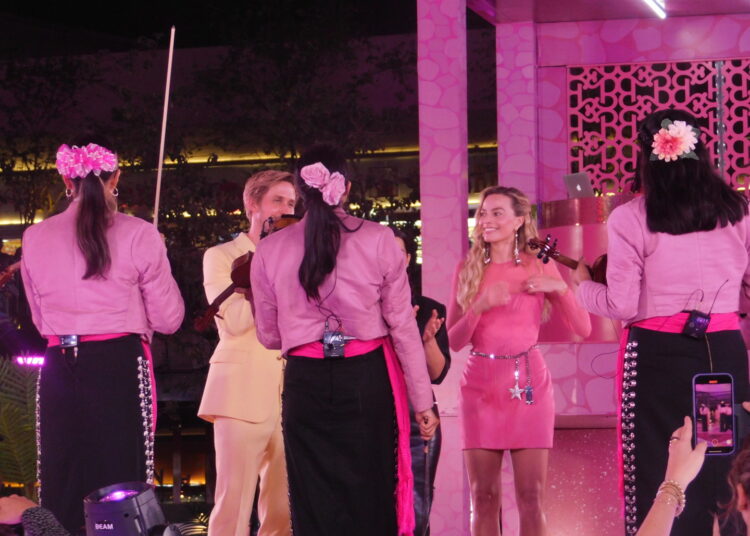Mariachis rosas le dieron la bienvenida al elenco de Barbie para su estreno en México