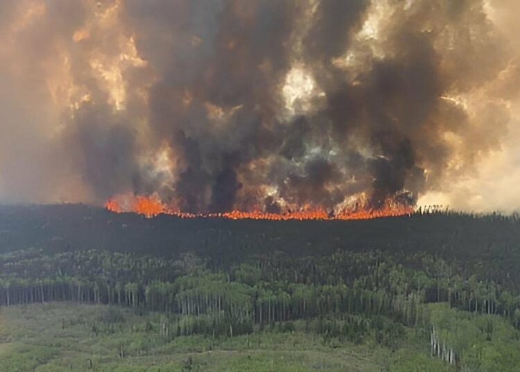 Mega incendios siguen aumentando en Canadá