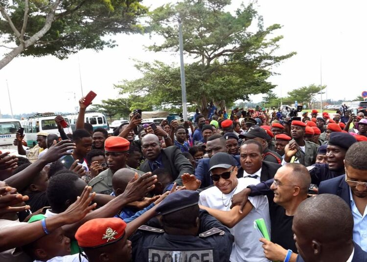 Un camión militar y decenas de custodios armados para el viaje de Mbappé por Camerún