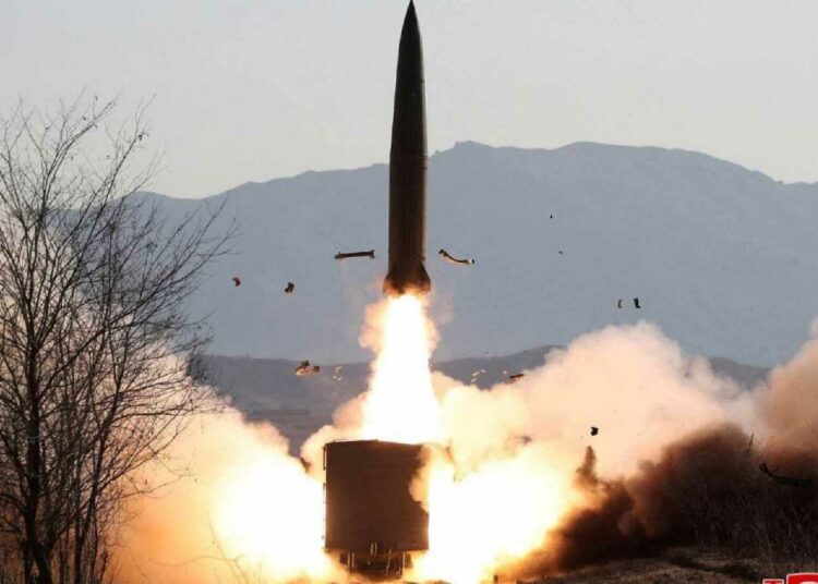 Corea del Norte dispara un misil balístico de largo alcance